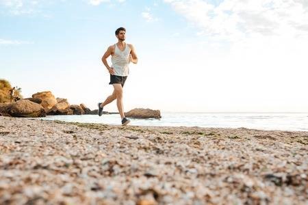 homme faisant du sport bord de la mer